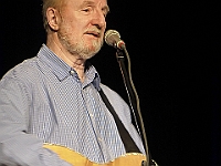 Hannes Wader  bei einem Konzert im Nachbarort. leider hat sich meine Freundin Helma nicht getraut mitzukommen
