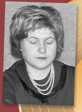 beim Kartenspielen als Dame verkleidet